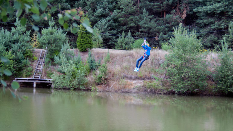 Park linowy - zjazd nad wodą, najbardziej emocjonujący moment