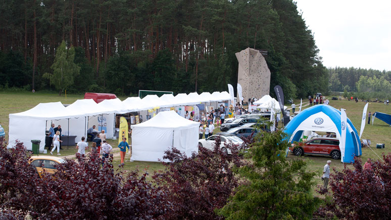 Widok z góry na część wystawienniczą i ściankę wspinaczkową