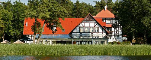 widok hotelu Jabłoń Lake Resort